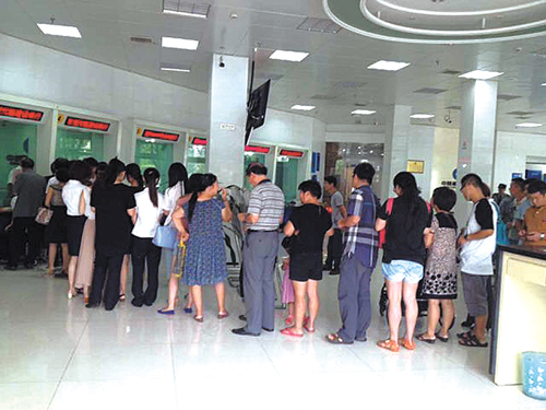 慈溪市民热情高涨，排队兑换“和”字纪念币